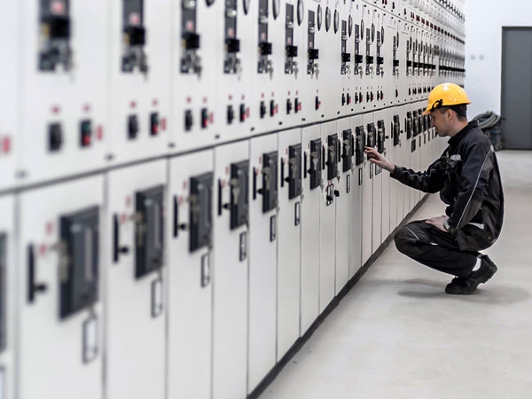 <p>Elektrik pano imalatı, elektrik kontrol sistemlerinin tasarımı, üretimi ve montajını içeren kritik bir endüstriyel süreçtir. Bu panolar, enerji dağıtımını yönetmek, elektrik ekipmanlarını kontrol etmek ve koruma sağlamak için kullanılır. Elektrik panoları, farklı endüstriyel uygulamalar için özel olarak tasarlanabilir ve çeşitli bileşenleri içerebilir, örneğin, devre kesiciler, röleler, ölçüm cihazları ve diğer kontrol elemanları. Elektrik pano imalatı, mühendislik becerileri, kaliteli malzemeler ve güvenlik standartlarına sıkı bir bağlılık gerektirir. <br><br>Bu panolar, endüstriyel tesislerden enerji dağıtımı ve kontrolünü sorunsuz bir şekilde sağlamak için hayati öneme sahiptir.</p><p><br>Elektrik enerjisinin güvenilir bir şekilde iletilmesi ve kontrol edilmesi için kritik öneme sahiptir ve mühendislik yetenekleriyle birleşen teknolojiyle sürekli olarak gelişmektedir.</p>